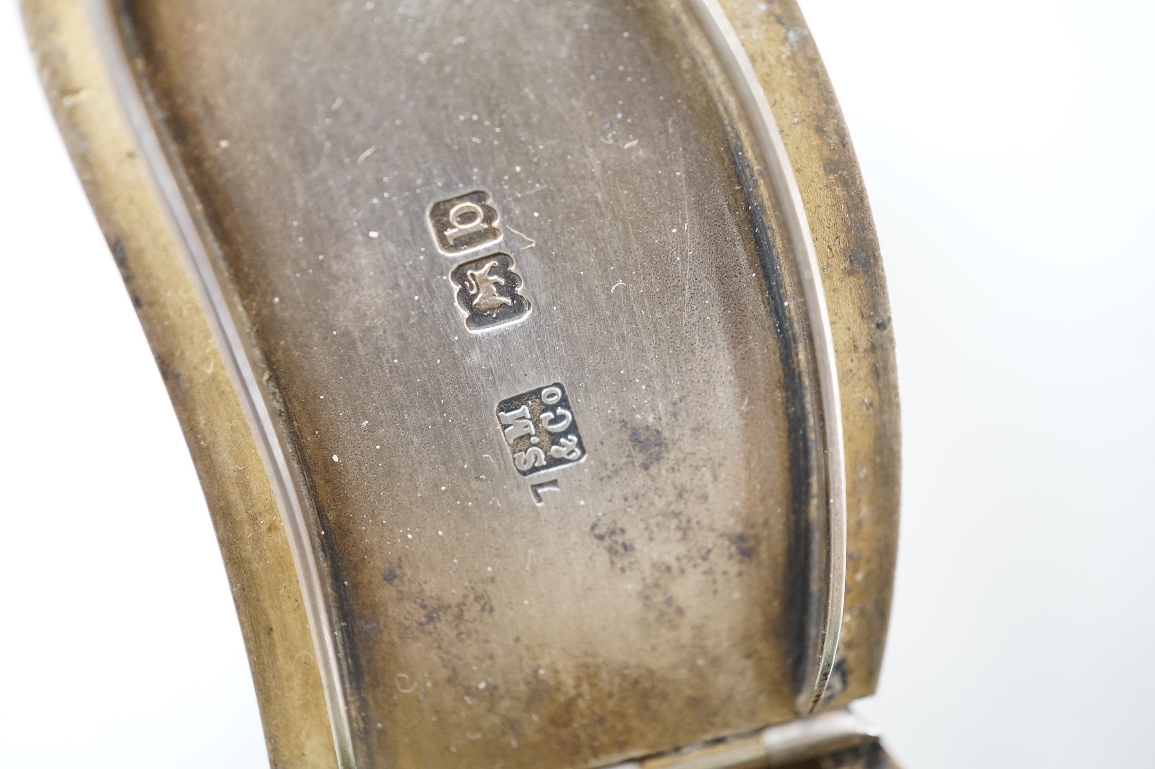 A late Victorian silver kidney shaped snuff box, by Sampson Mordan & Co, London, 1897, 69mm.